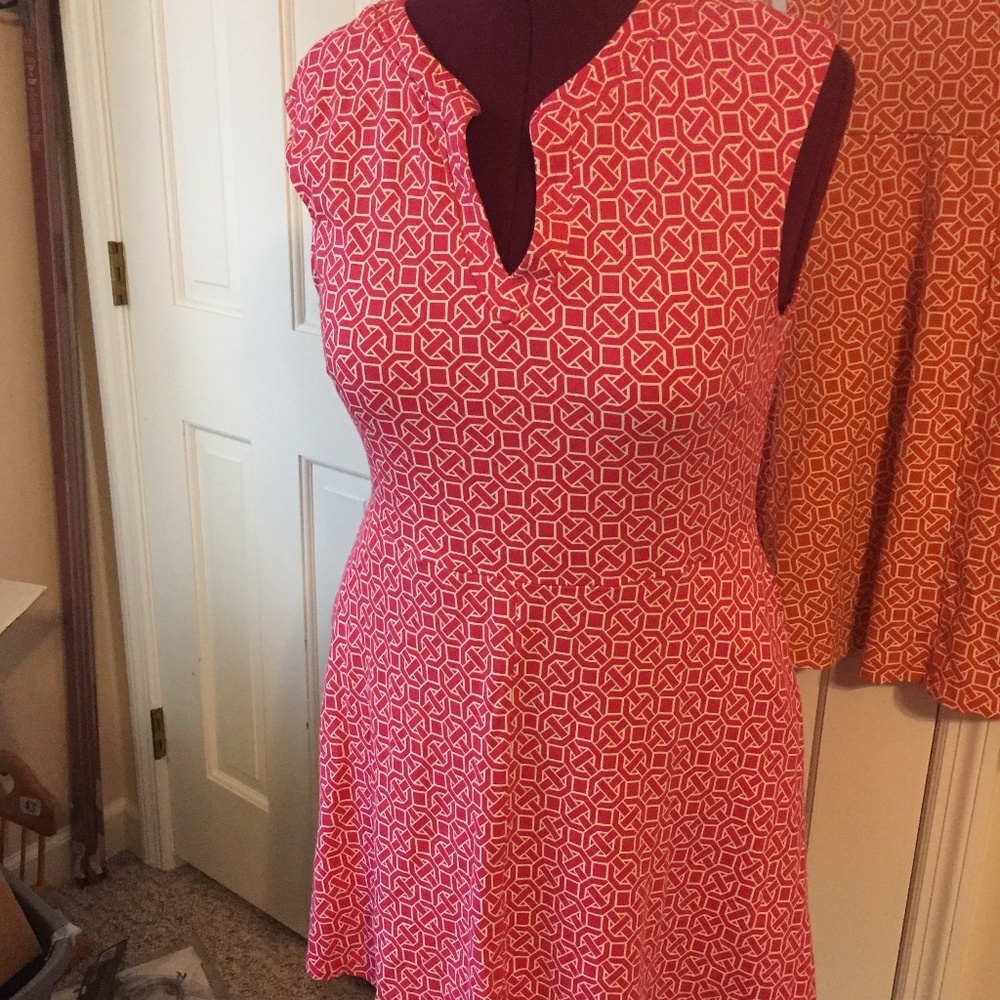 NEW YORK & COMPANY LADIES DRESS SIZE LARGE KNIT FEEL PINK & WHITE V-NECK FITTED